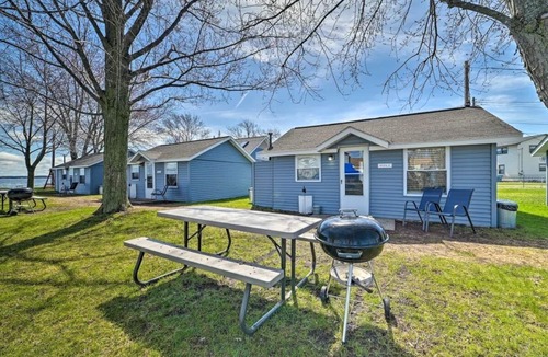 Houghton Lake Cabin | Full Cabin: 21 Steps to the Lake! PET FRIENDLY!