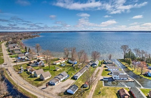 Houghton Lake Cabin | Full Cabin: Steps to the Lake! PET FRIENDLY!