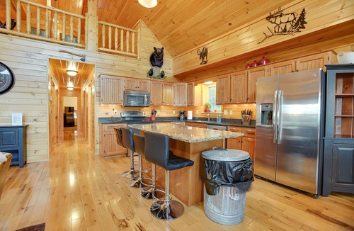 Warfordsburg Cabin | Fulton Resort | Pickleball Court + Hot Tub + Game Room + Fire Pit + See 4 states from the deck