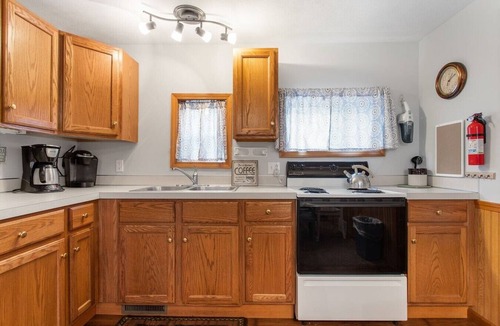 Saugatuck Cabin | Goshorn Lake Resort Cottage #6 Saugatuck, MI