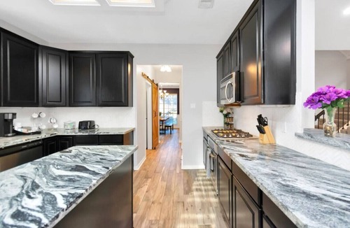 Barker House | Hickory King Bed w/Pool | Near Jersey Village