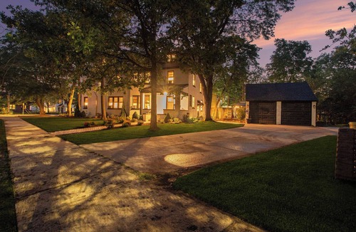 Burns Park House | Hot Tubs | Game Room | Theater | Saunas | Walk Stadium/Downtown/Park | Decks