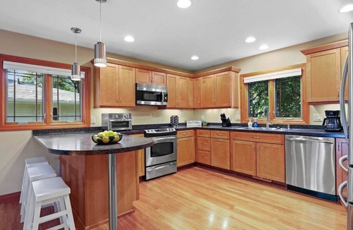 Madison House | LakeMonona Waterfront + PrivateDock + FencedYard + HotTub + GameRoom + EVCharger