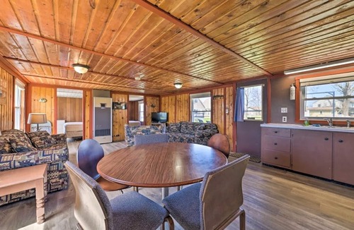 Houghton Lake Cabin | Large Cabin: Steps to the Lake! PET FRIENDLY!