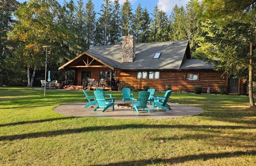 Pembine Cabin | Luxurious Northwoods Log Lake house with over 500ft of lake frontage on 15 acres
