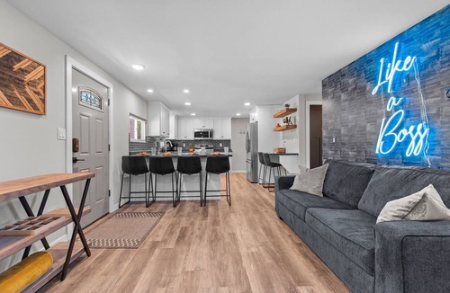 Green Bay House | Luxury 5BR Lambeau Pool House & Hot Tub