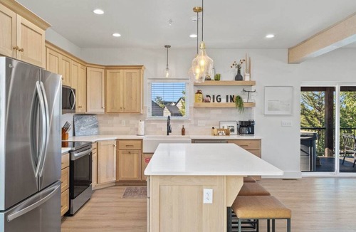 Table Rock House | Majestic · Lux Lake View Retreat Sleeps 12, Theater, Hot Tub