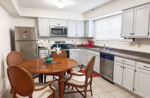 Oxford House | Miami University 4 Bed/2 Bath - 0.3 miles away from Uptown Oxford!