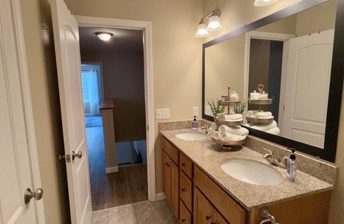 East Springfield Apartment | Modern 3BR Duplex - Sleeps 6 - Off-Street Parking