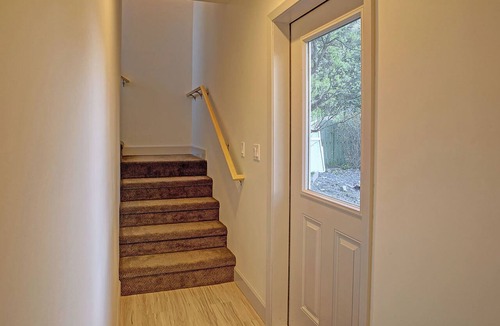 Seward House | Modern Accommodations with Luxurious View