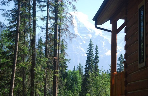 Mount Robson Cabin | Natural Log Lodge in Mt. Robson Park Near Jasper National Park, Alberta