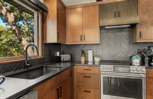 Big Cedars Cabin | Near Big Cedar-Walkable Fun-Lake View-Hot Tub-Modern Luxury Decor-Free Attraction Tickets!