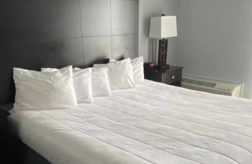 Houghton Lake Hotel | One Suite w/King Bed & Lakeside View | Free Breakfast | Pool w/Slide & Jacuzzi