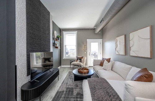 Mount Auburn Apartment | OTR King 1BR, Balcony & Skyline Views