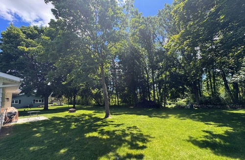 Howards Grove House | Peaceful Home Base: Comfy Beds: Road America, Golf & Lake Michigan