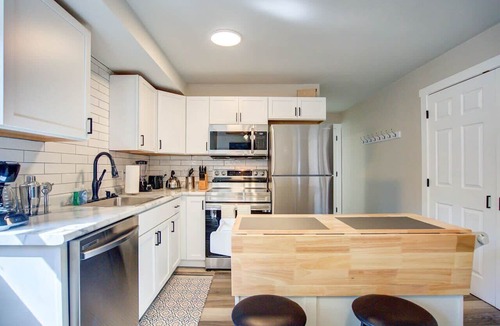 Madison Apartment | Pets Welcome | Parking & Laundry Near Bay