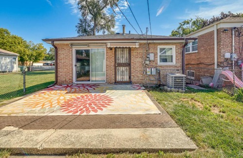 Harvey House | Private Backyard! Chicagoland Ranch Retreat