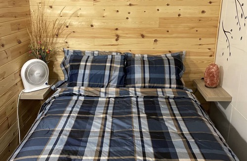 Belmont Cabin | Retreat 95 - Beautiful cabin with hot tub and tiki bar at Pelican Lake