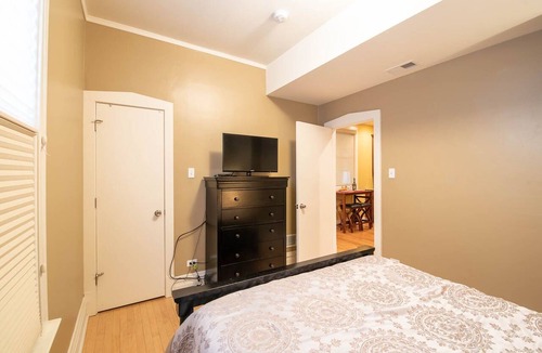 Roscoe Village Apartment | Roscoe Village- Only steps to cute shops & dining! Sleeps 4-6