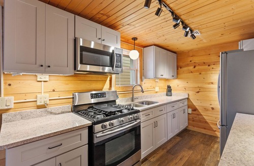 Manitou Beach-Devils Lake Cottage | Round Lake Cozy Getaway 3-bedroom cottage Sleeps 6 Right on the Lake!