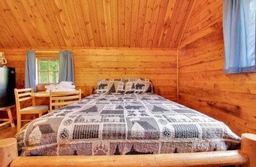Bloomington House | Rustic Cabin with Pool Access