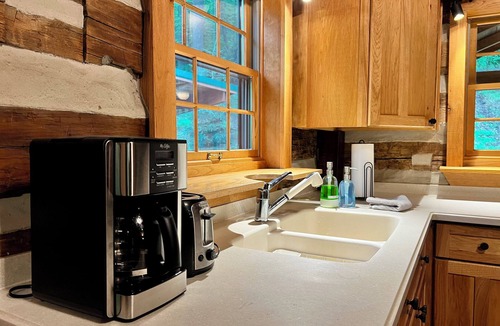 Laurelville Cabin | Secluded 100 Acre Retreat Cabin - Hot Tub - WiFi - Garage