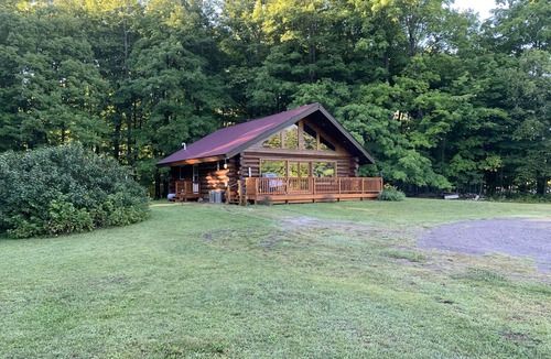 Bruce Crossing Cabin | Serene Log Cabin Getaway! Close to Hiking, Snowmobile And Four Wheeler Trails.