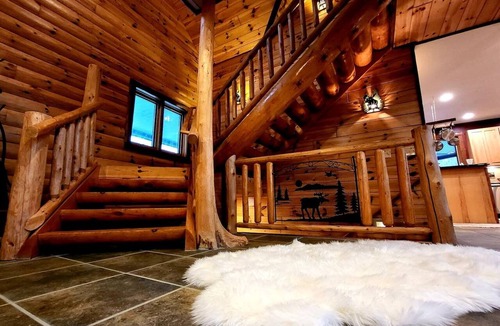 Harbor Springs Cabin | Sleeps 21! Private Log Lodge on large wooded lot 2 min from Beaches/Golf/Wine!