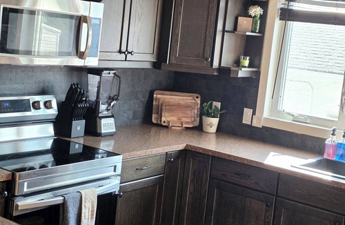 Markerville House | ○Small Town Pearl○ 2Level Hidden Gem Near RedDeer│1K+2Q│Private Yard│Firepit+BBQ