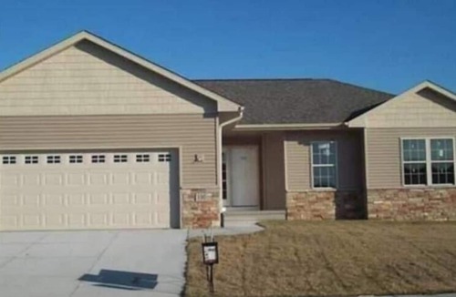 North Liberty House | Spacious 5-bedroom house in serene North Liberty with AC