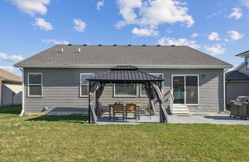 Dallas House | Spacious Modern Home-20 minutes from Des Moines