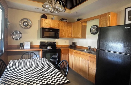 Sunrise Beach Cabin | Stay in cozy cabin 4 off of Lake of the Ozarks in beautiful Sunrise Beach, MO