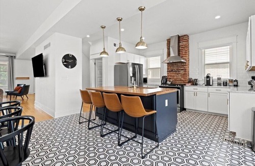 Hanover Place House | Stay on Main - Large Home Near Plaza/Westport