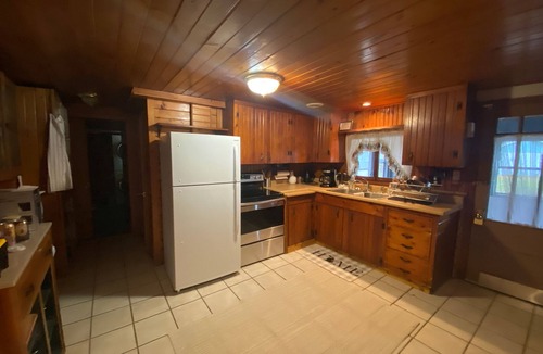 Fulton Cottage | Three Swans Lakehouse: Dane Lake Fall Getaway | Lakefront & Fireplace | Sleeps 6