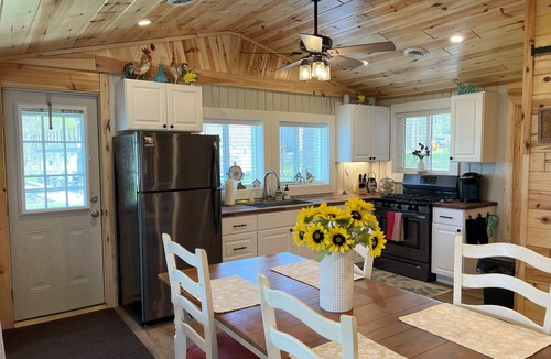 Lewiston Cottage | Twin Lake Retreat - Charming 2-bd cottage, with private boat dock on East Twin.