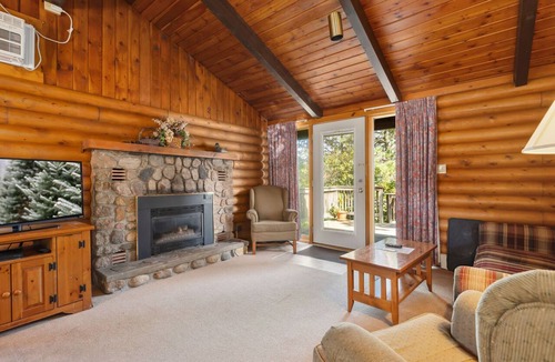 Breezy Point Cabin | Woodland Cabin Retreat w/Fireplace & Patio