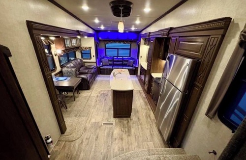 Omer House | Your Cozy 41' Cabin on Wheels – Fall Escape