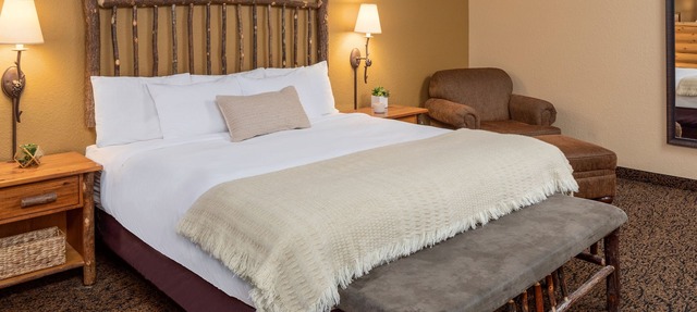 1 King, 1 Bunk Bed Suite With Access to Pool, Hot Tub, and Gym in Rothschild