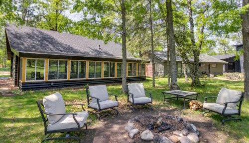 1 Mi to Beach & Lake: Breezy Point Cabin w/Yard! in Pequot Lakes