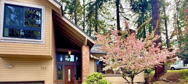 10 Min to Autzen & Eugene - Wooded Luxury Retreat, 4BR + EV Charger in Springfield