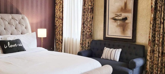 107 · Downtown Retro Room #107 - Hotel Phillips in Bartlesville