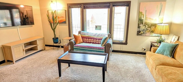 2- Bdrm Apt Desert Themed w/AC in Chicago in Chicago
