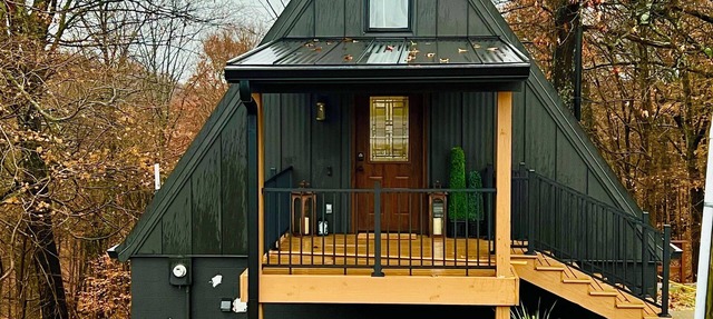 2-bedroom chalet with forest view and hot tub in Unionville