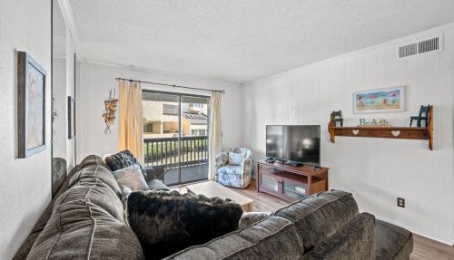 2 Bedroom Oceanview Condo at Sea Cabin! Sleeps 5! in Myrtle Beach
