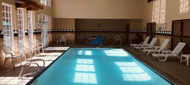 2 Charming Lodge-Style Rooms w/Heated Pool & Courteous Staff in Vancouver