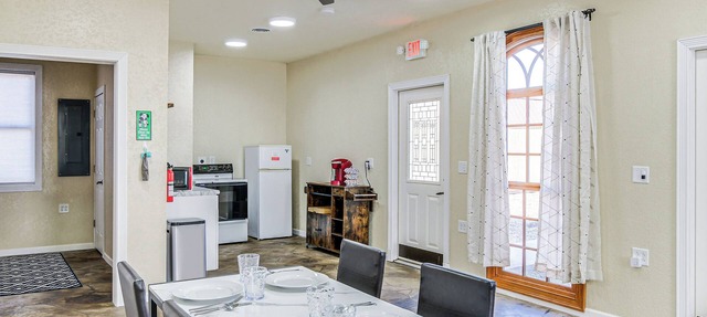 2 Mi to Main St: Newton Guest House in Newton