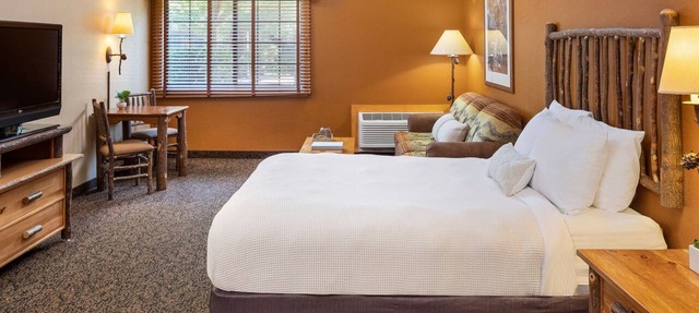 2 Queen Studio With Kitchen, Access to Pool, Hot Tub, and Gym in Rothschild