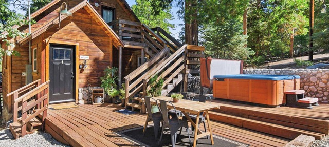 2-Story 3 BR Mountain Cabin w/Fireplace, Hot Tub in Idyllwild