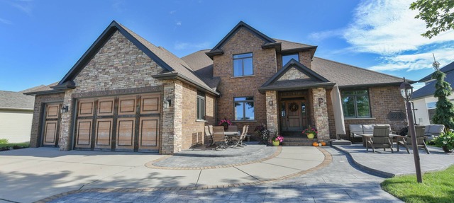 20 minutes from Lambeau Field! Spacious home on golf course with pool. in Wrightstown