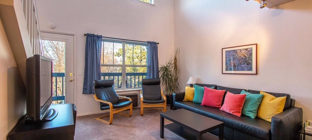 27 Lodge - A Little Slice of Heaven! Updated, Steps to Downtown, Lodge Condo in Hood River